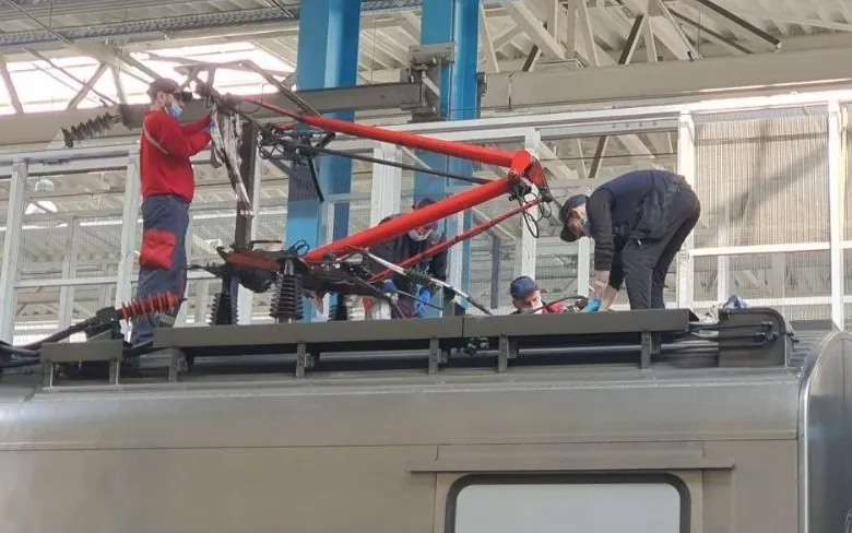 Servicing a pantograph on a car roof